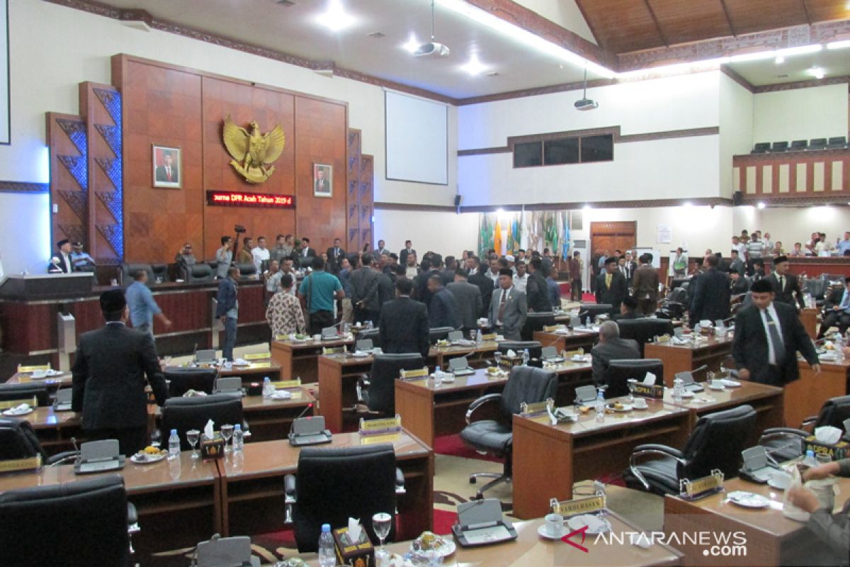 Sidang DPR Aceh berlangsung ricuh