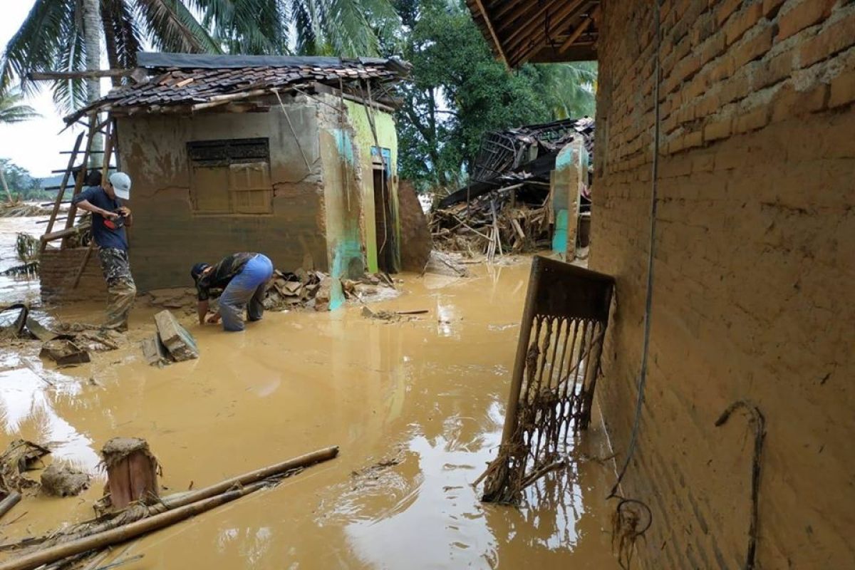 Diterjang banjir, rumah pejabat Lebak rusak