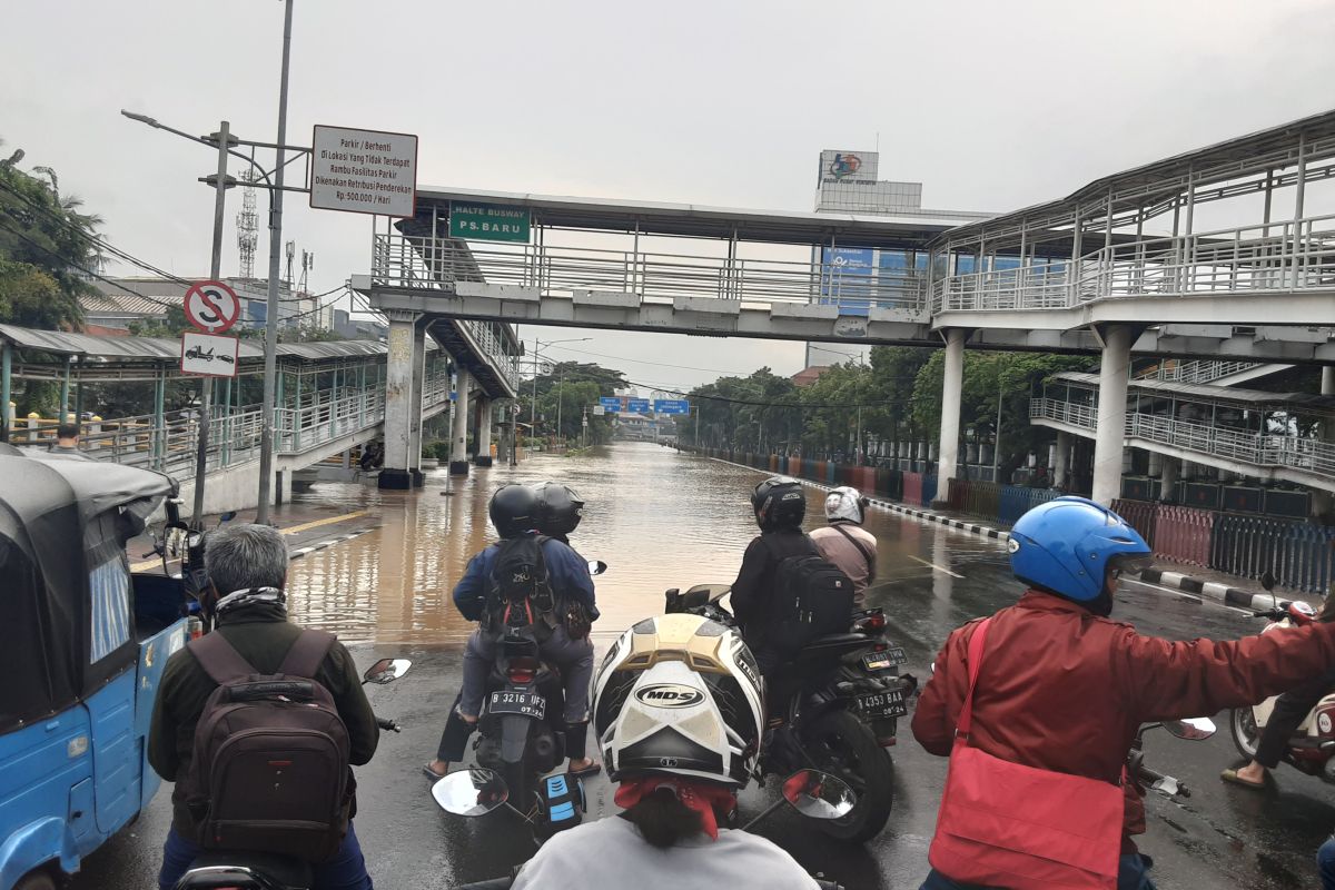 Jalan Sutomo terendam akibat Kali Pasar Baru aliran Sungai Ciliwung meluap