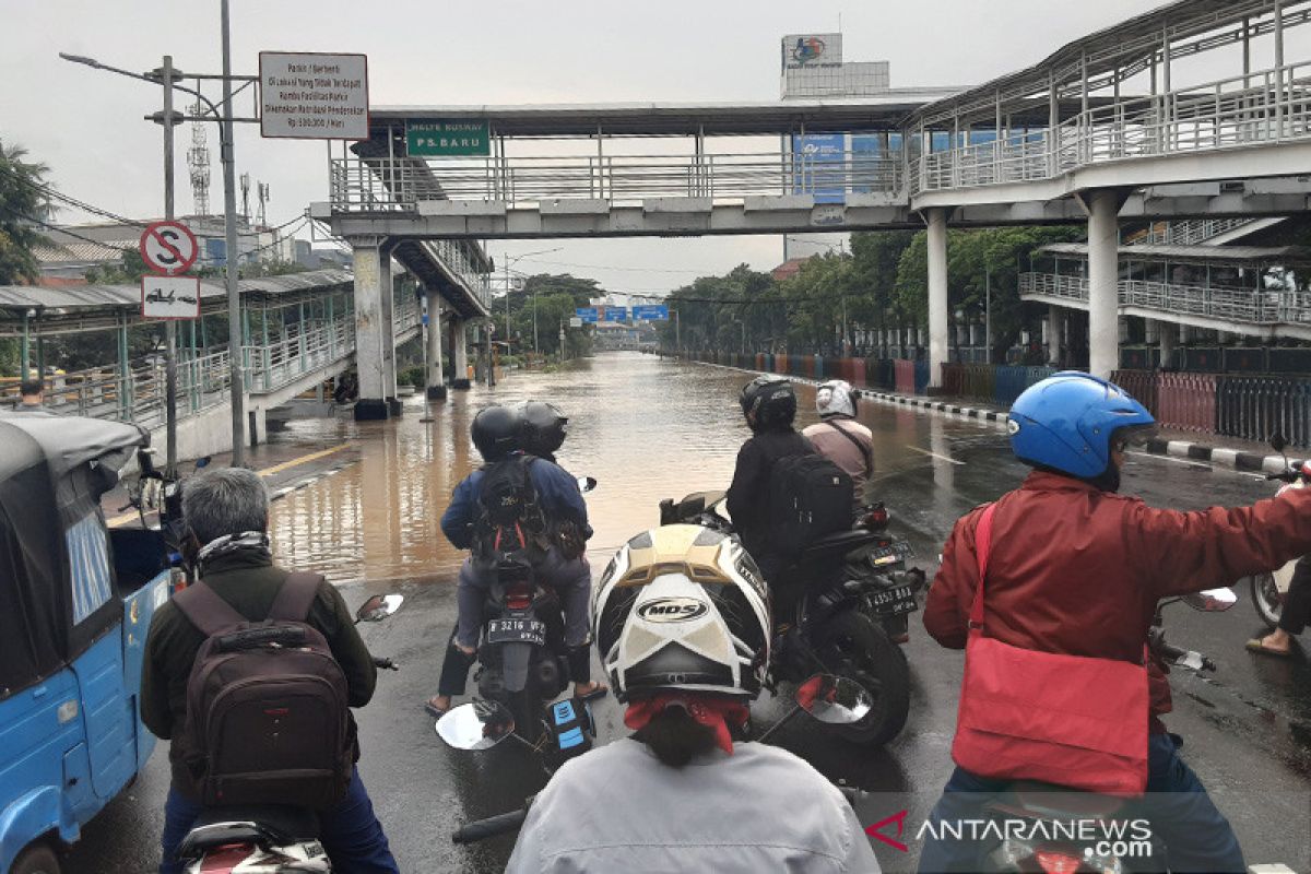 Kali Pasar Baru meluap, Jalan Sutomo kebanjiran