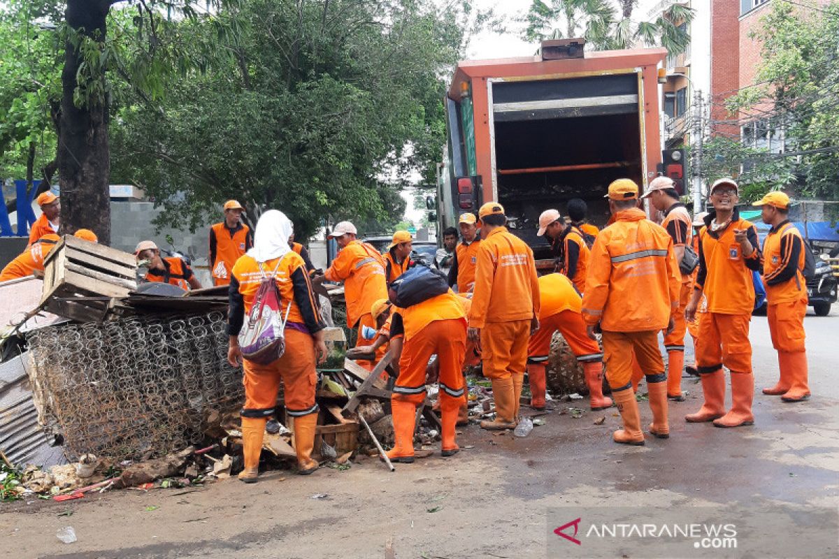 Puluhan petugas PPSU bersihkan puing-puing banjir di Bendungan Hilir