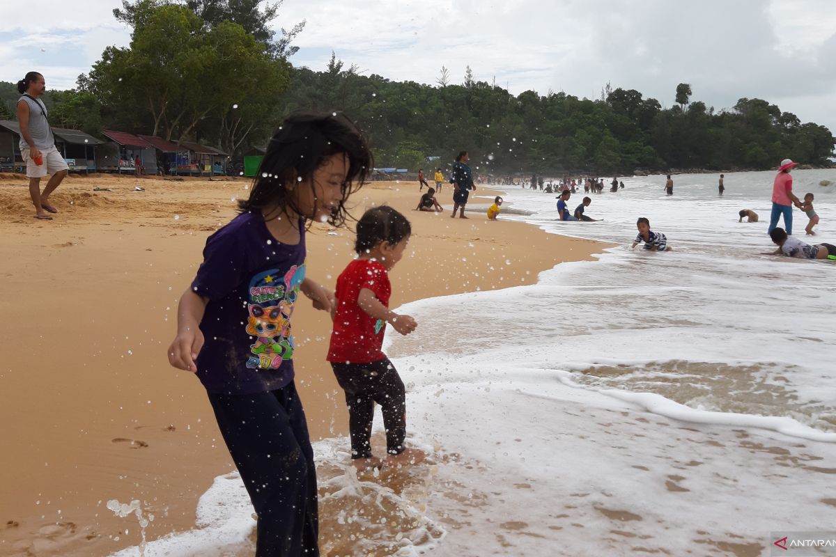 Pantai Kura - Kura Bengkayang ramai dikunjungi pelancong