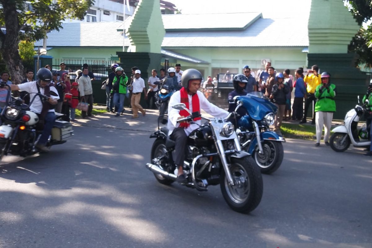 Ustadz Abdul Somad kendarai Harley menuju lokasi tabligh akbar