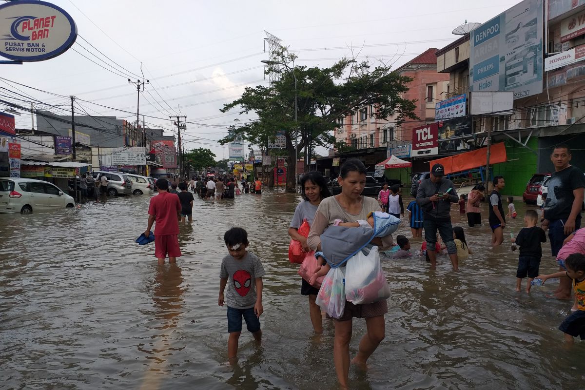 Ciledug masih banjir, akses Jakarta-Tangerang terputus