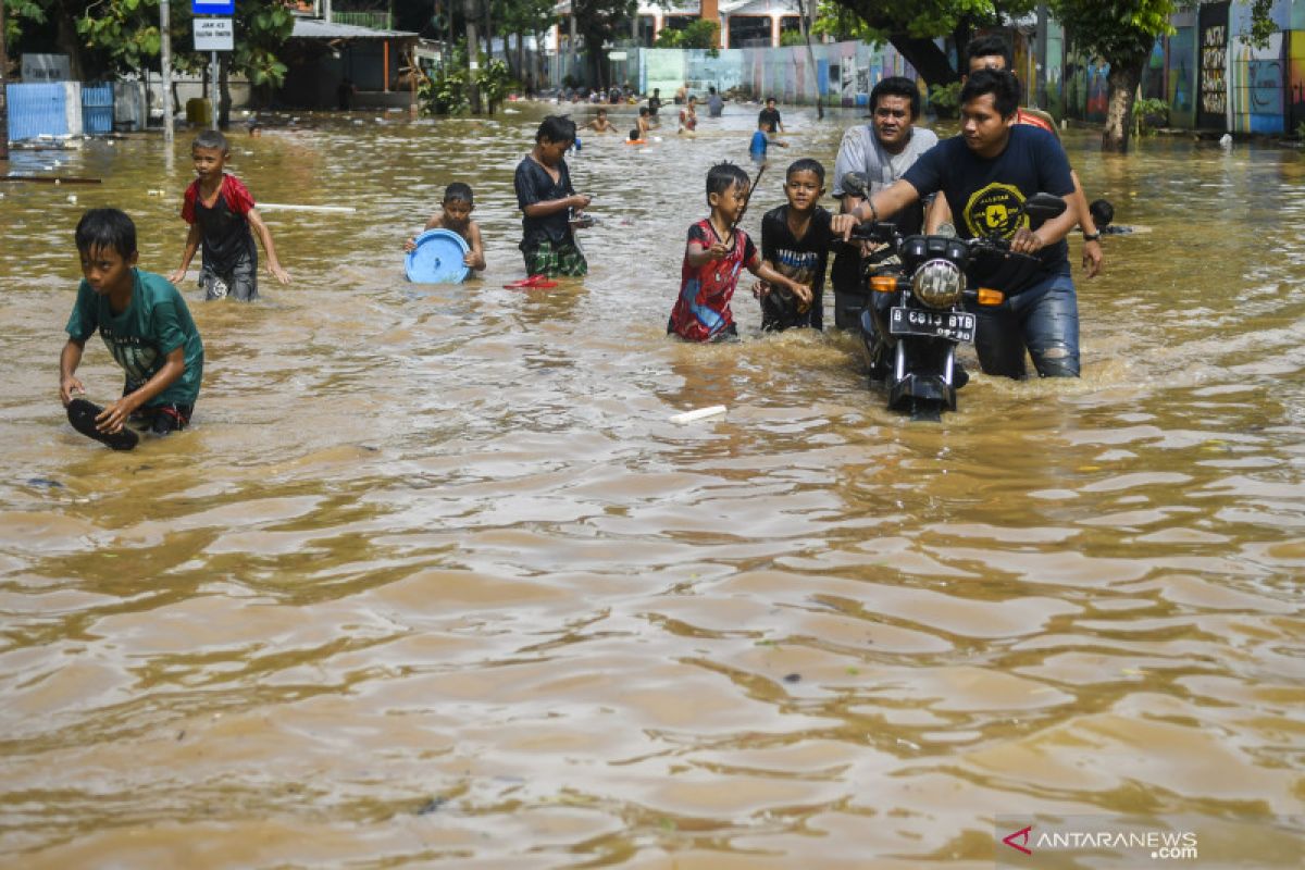 Gubernur DKI Jakarta pastikan bantuan air bersih untuk korban banjir tersalurkan