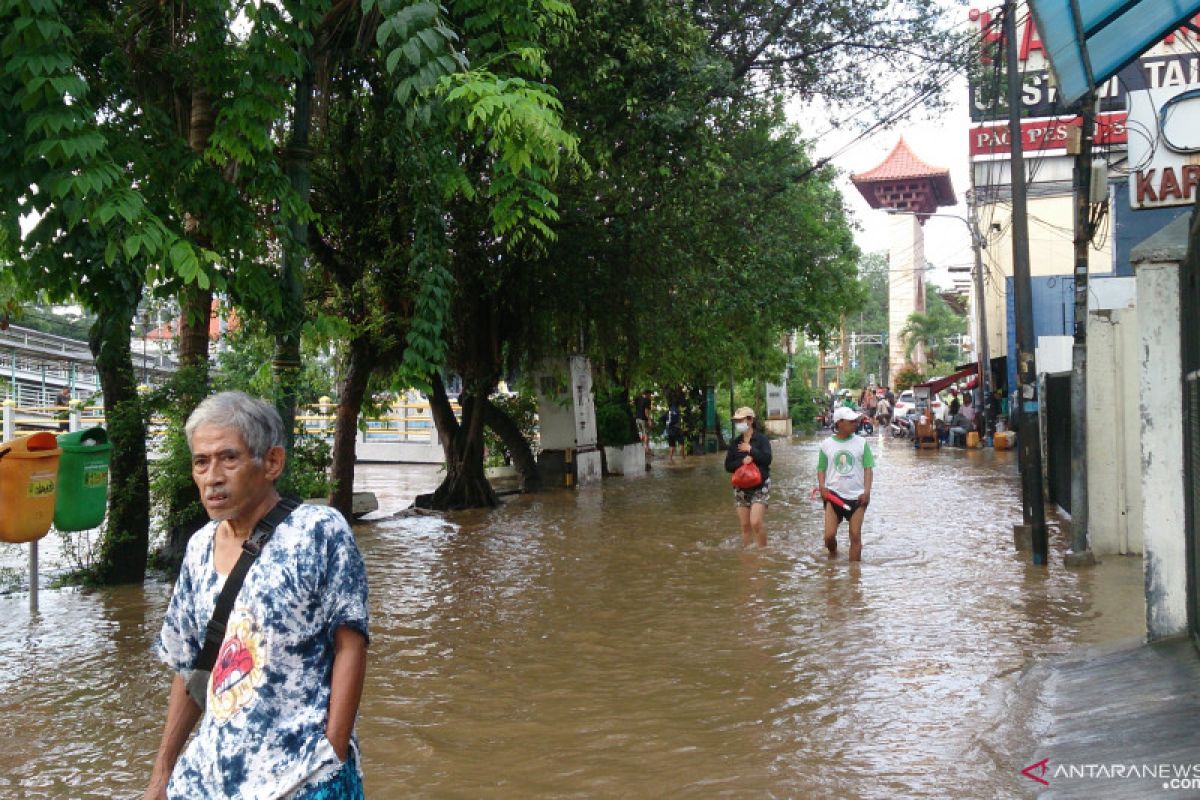 Jalan Pasar Baru tergenang banjir setinggi permukaan sungai Ciliwung yang meluap