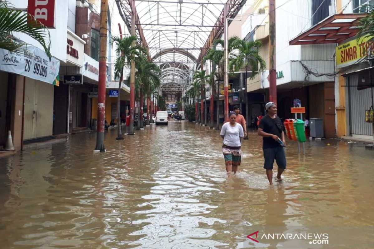 Pertokoan Pasar Baru sepi dan mati listrik akibat banjir
