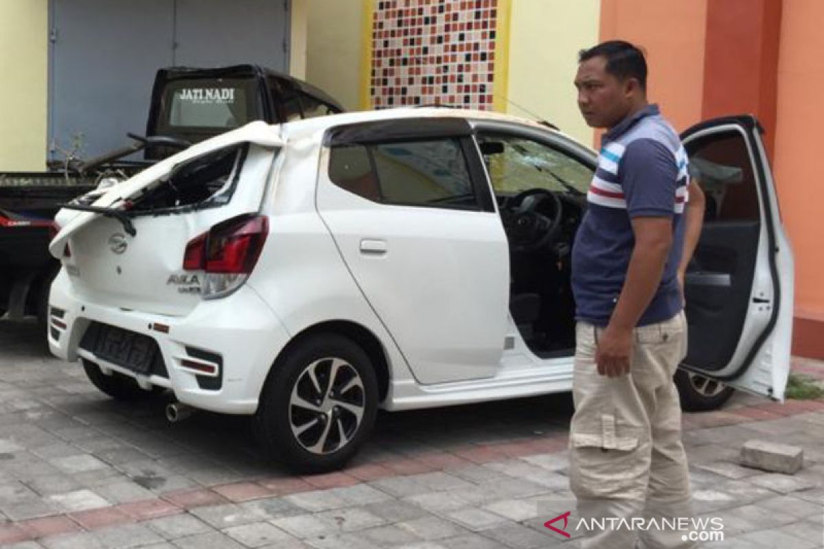 Pohon tumbang timpa dua mobil di jalan by pass Ngurah Rai