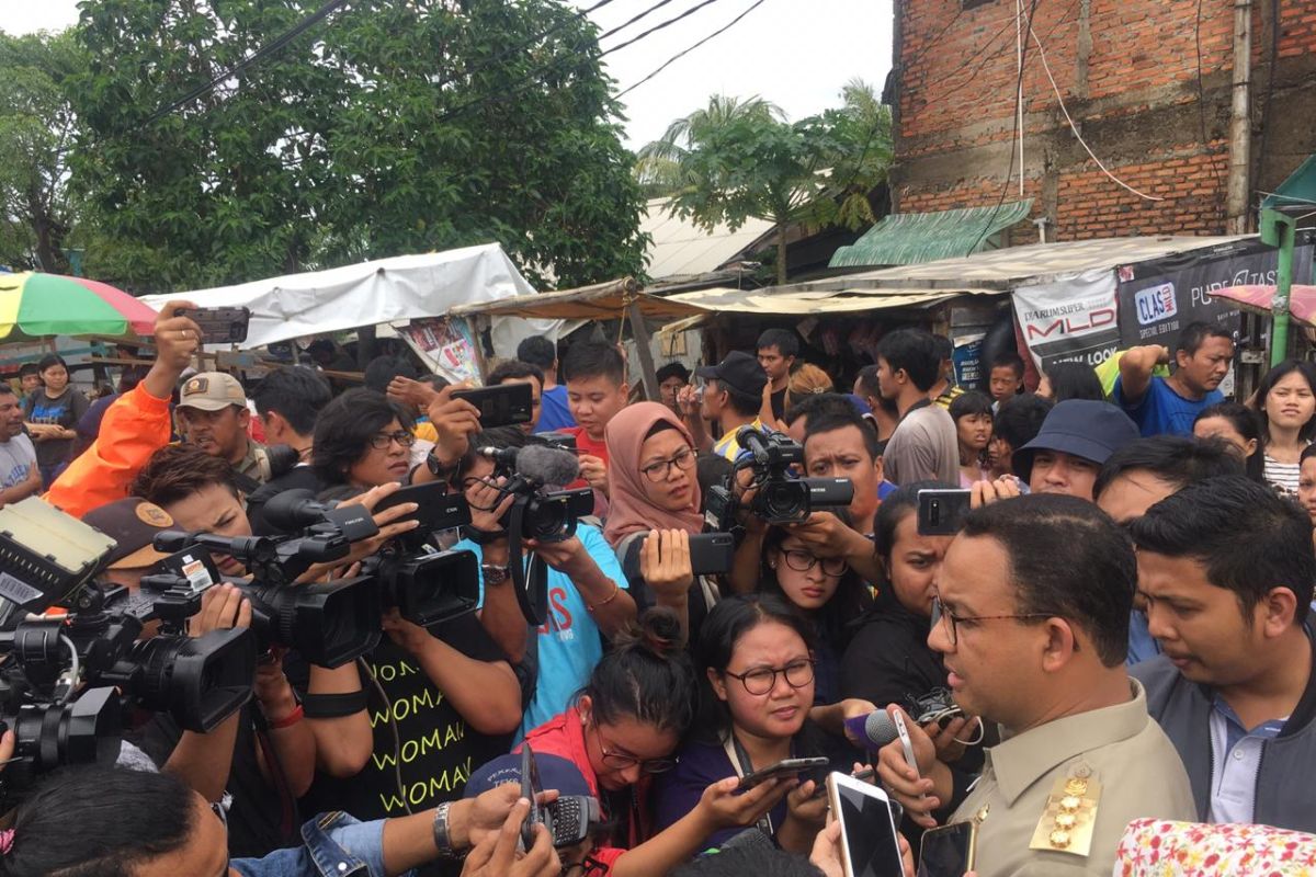 Gubernur DKI Anies Baswedan diteriaki pengungsi saat inspeksi banjir
