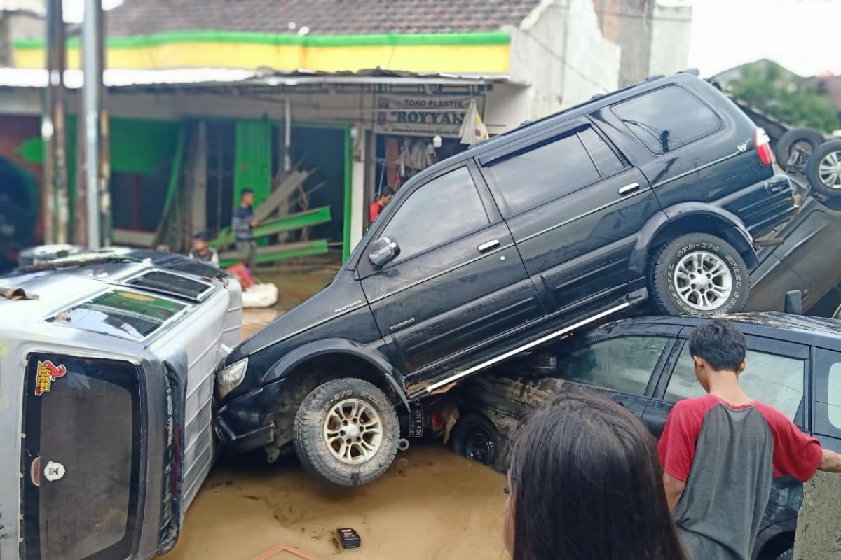 Banjir di Jatiasih surut, mobil bertumpukan di jalan masuk perumahan