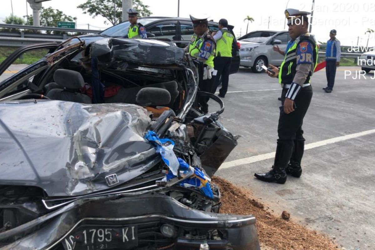 Kecelakaan mobil di Tol Pandaan, ibu dan dua anaknya tewas