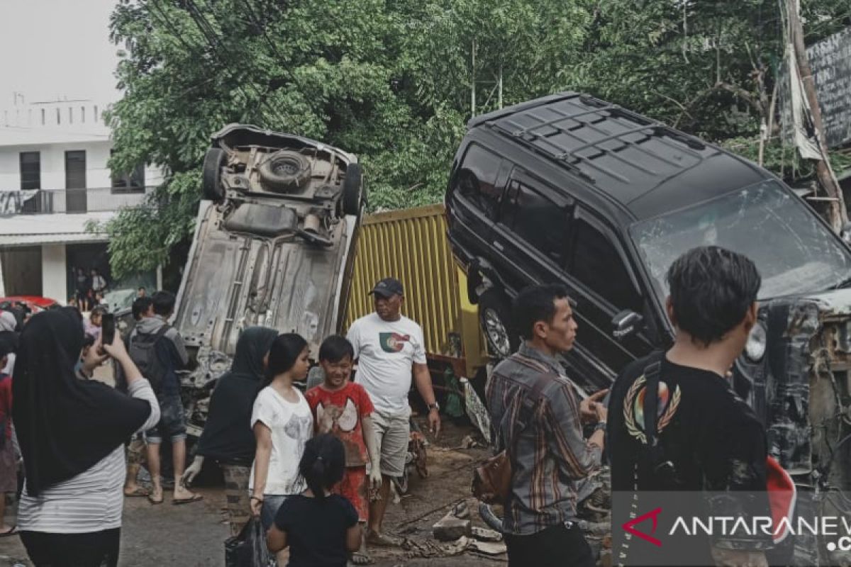 Warga terdampak banjir di Jatiasih mulai bersihkan rumah