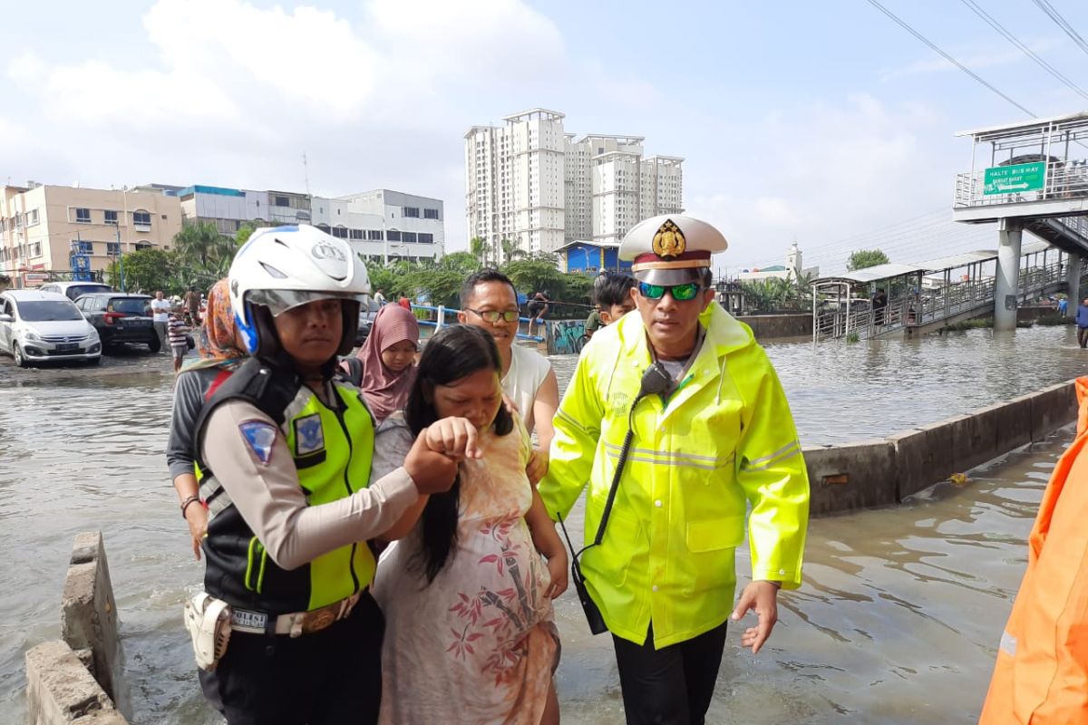 Polisi evakuasi ibu hamil terdampak banjir
