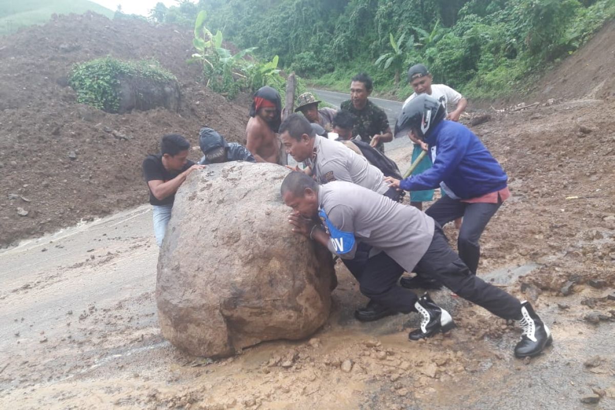 Longsor ringan terjadi di perlintasan Sulawesi Gorontalo Utara