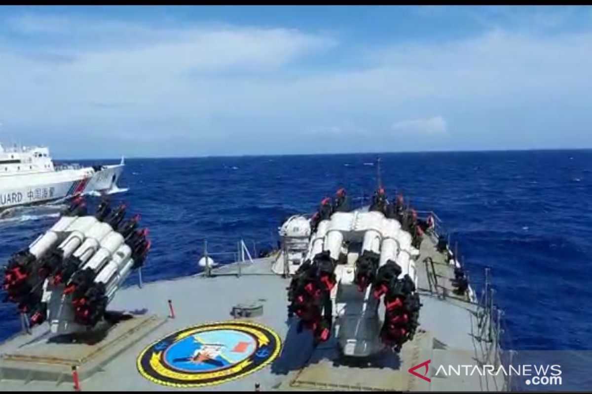 KRI Tjiptadi-381 usir kapal  Coast Guard China di Natuna Utara