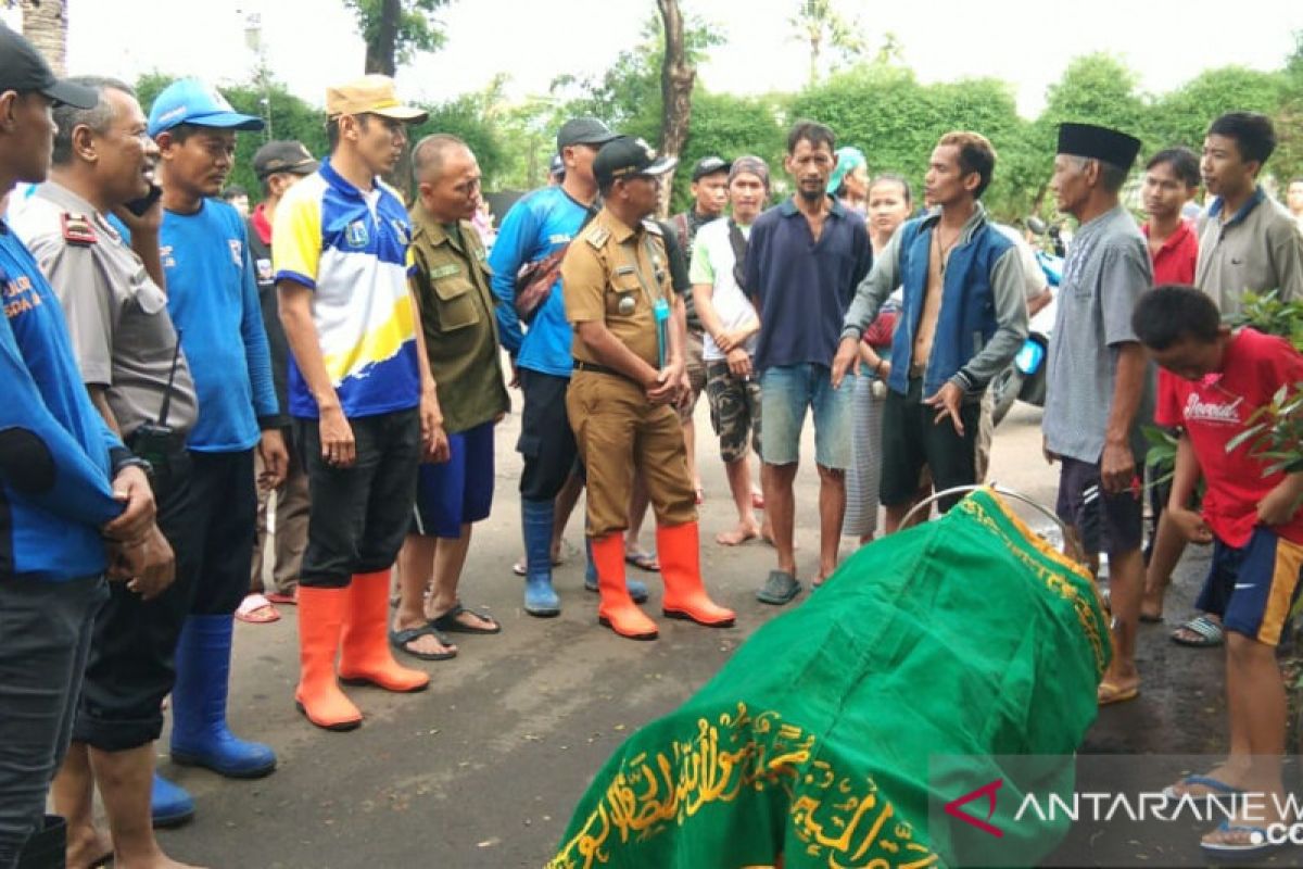 Terserat banjir, dua warga ditemukan tewas di Jakarta Barat