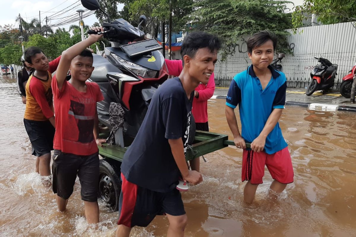 Berkah Banjir,  Tegar raup untung dengan gerobak