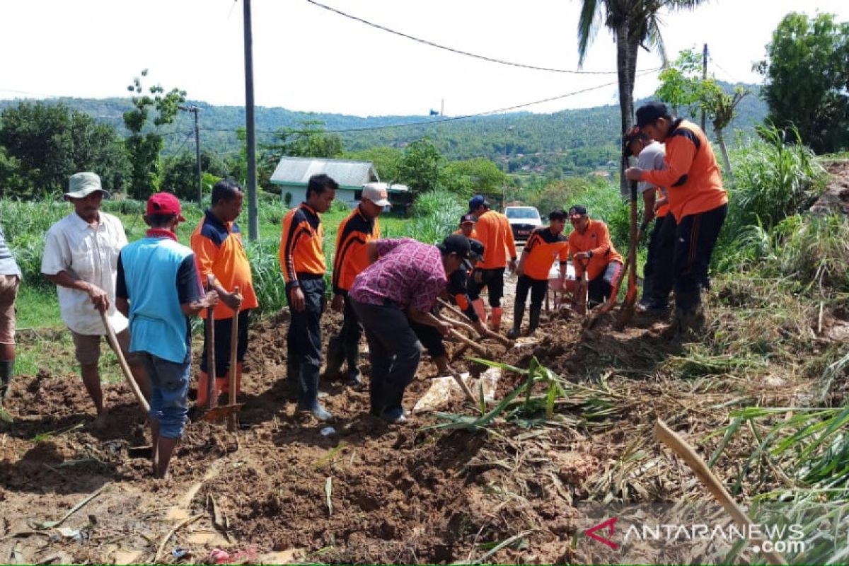 Material longsoran tanah di Waru-Madura dibersihkan tim gabungan