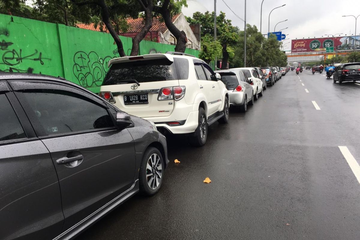 Jalan protokol Bekasi jadi lahan parkir dadakan