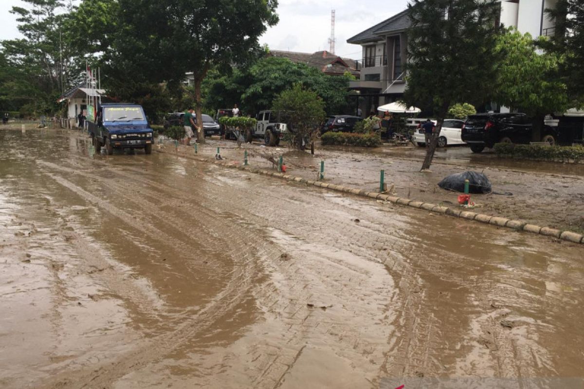 Banjir sisakan lumpur di Kompleks Kemang Pratama Bekasi