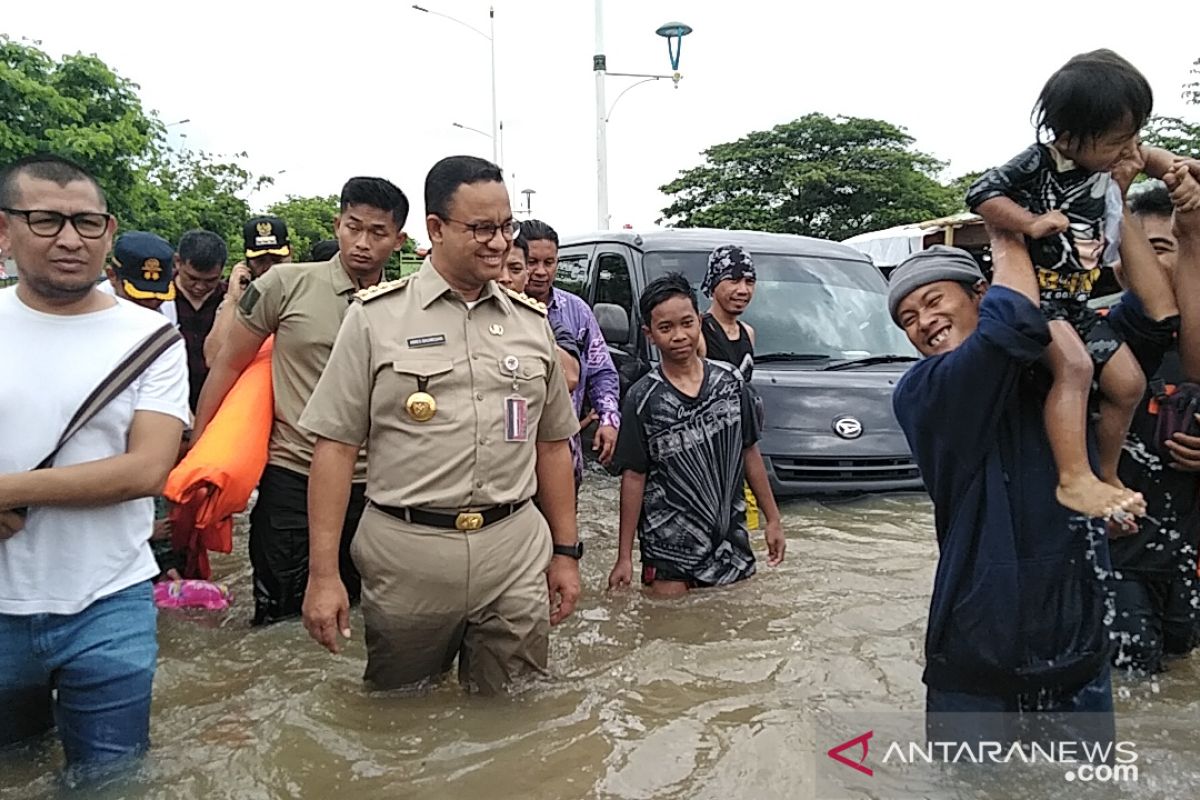 Anies pantau evakuasi warga di Jakarta Barat