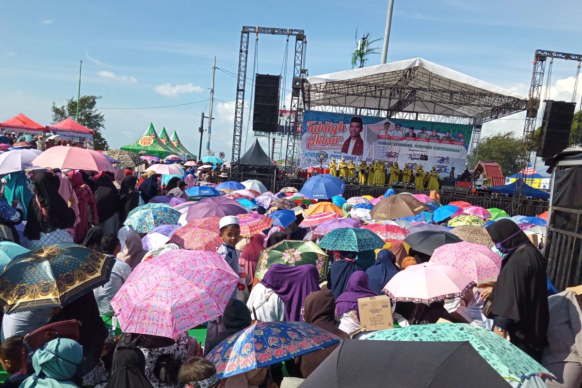 Ribuan warga menghadiri tablig akbar UAS di Pantai Purus Padang