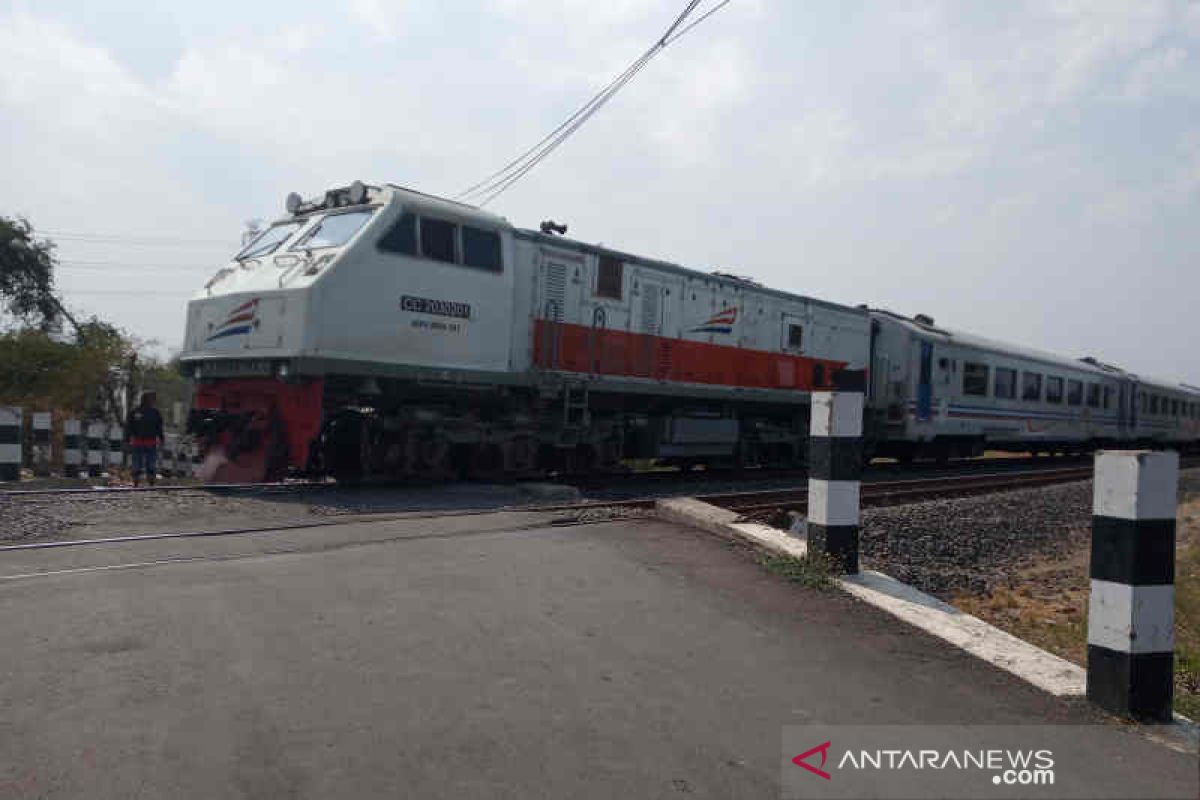 Frekuensi kereta hampir normal, warga diminta waspada lintasi jalur KA