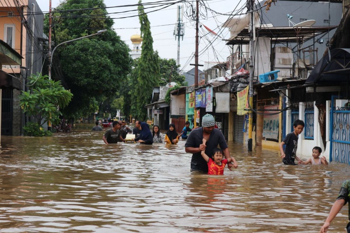 Kemarin, banjir melanda DKI Jakarta hingga SPBU Shell terbakar