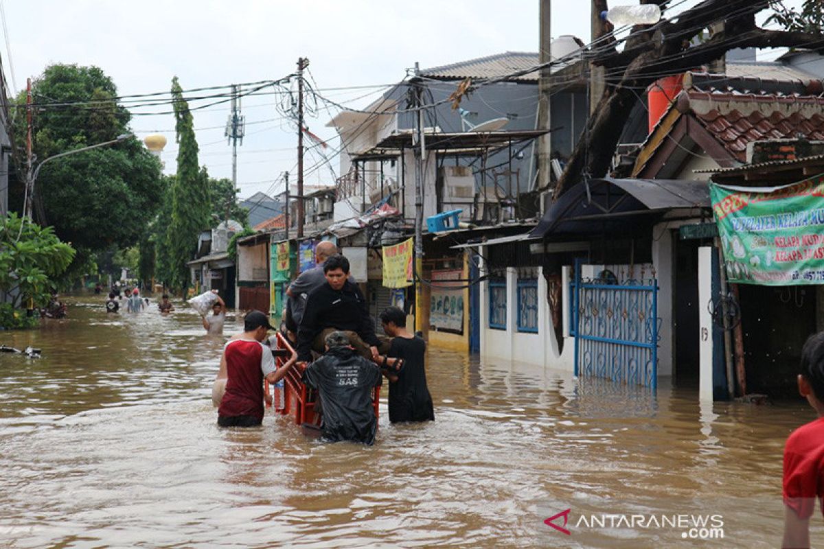 Humaniora kemarin, ibu melahirkan di kantor polisi hingga banjir