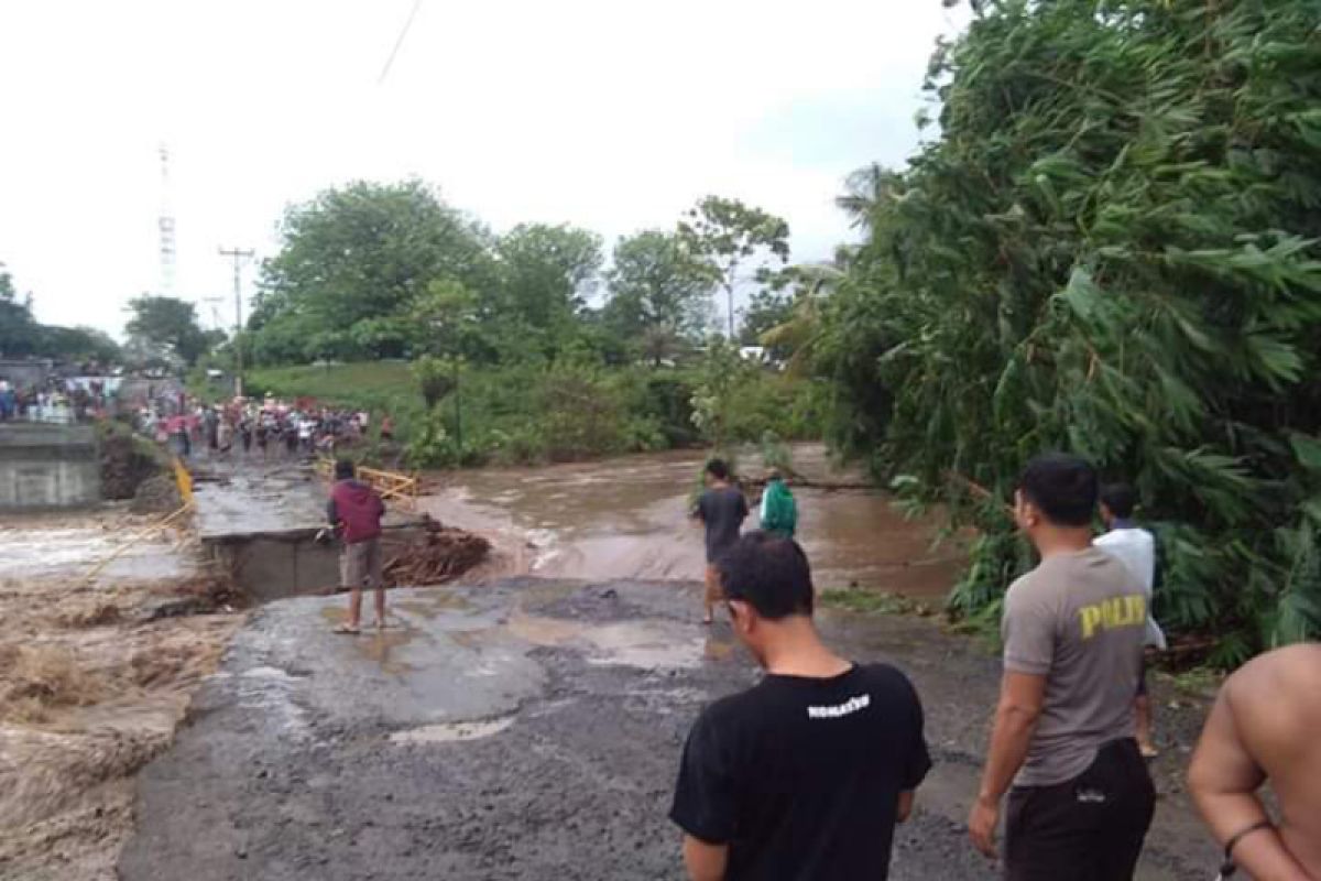 Jembatan Tampes penghubung Bayan-Tanjung putus akibat banjir