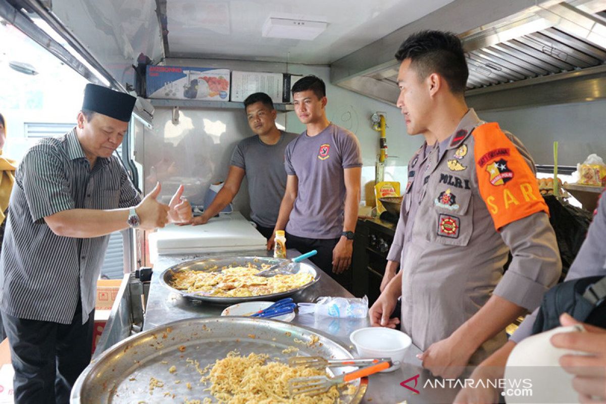 Hidayat Nur Wahid puji masakan Pasukan Gegana di posko banjir Kemang