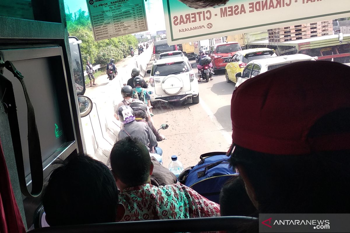 Banjir, pengendara sepeda motor Tangerang-Jakarta gunakan jalan tol