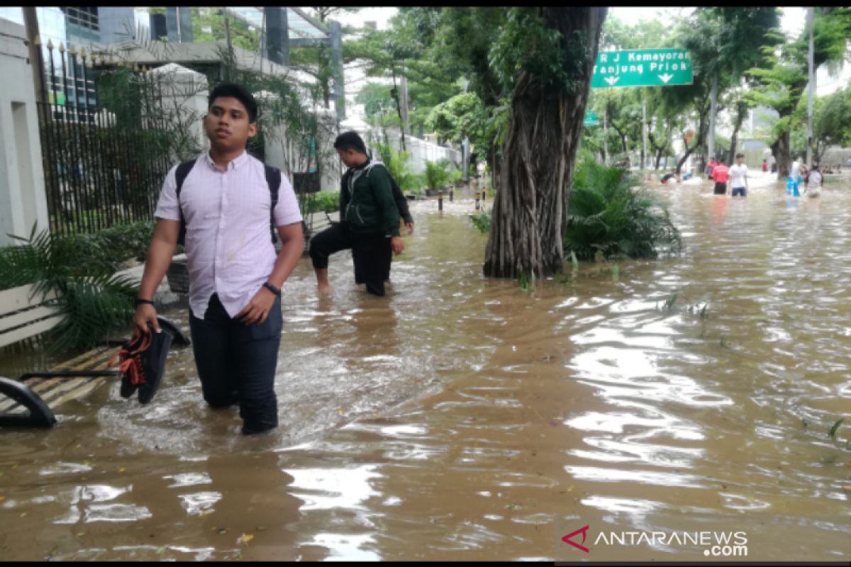 Sidang PN Jakarta Pusat tetap berlangsung meski terhambat banjir