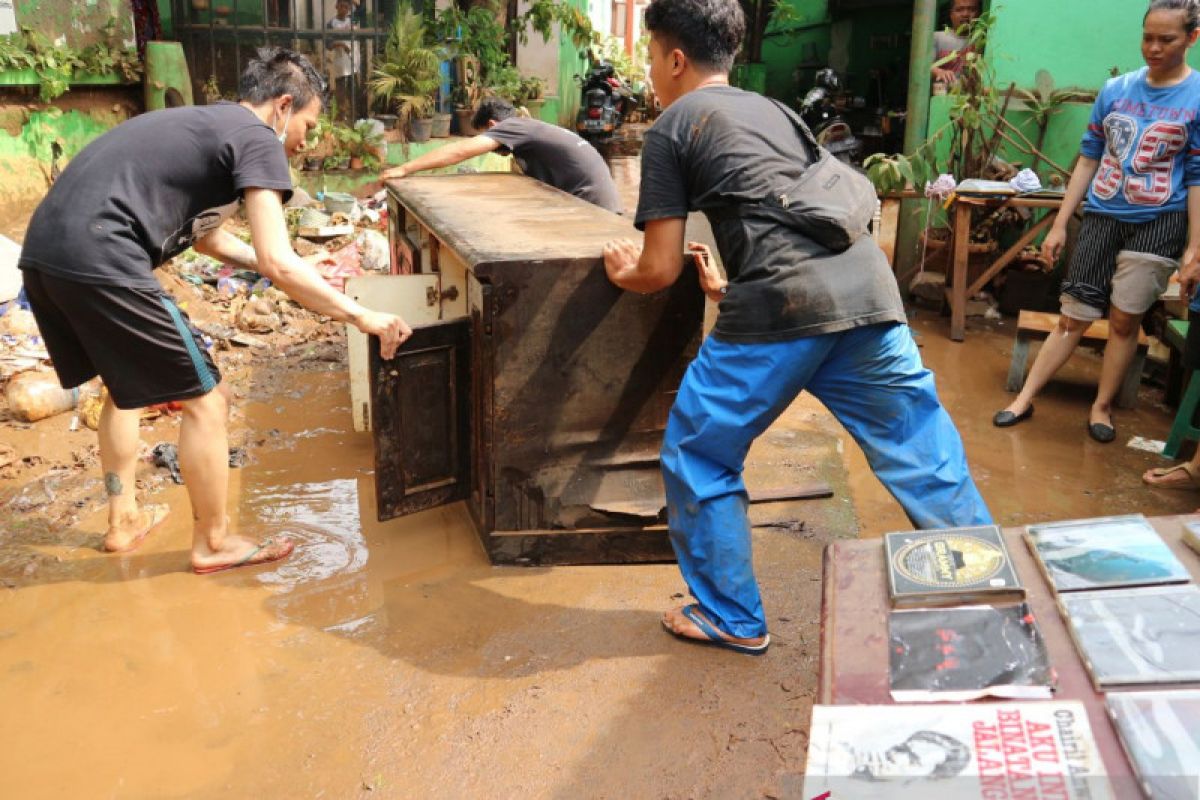 Bufet senilai Rp3 juta dan anek perabot lainnya jadi rongsokan usai banjir