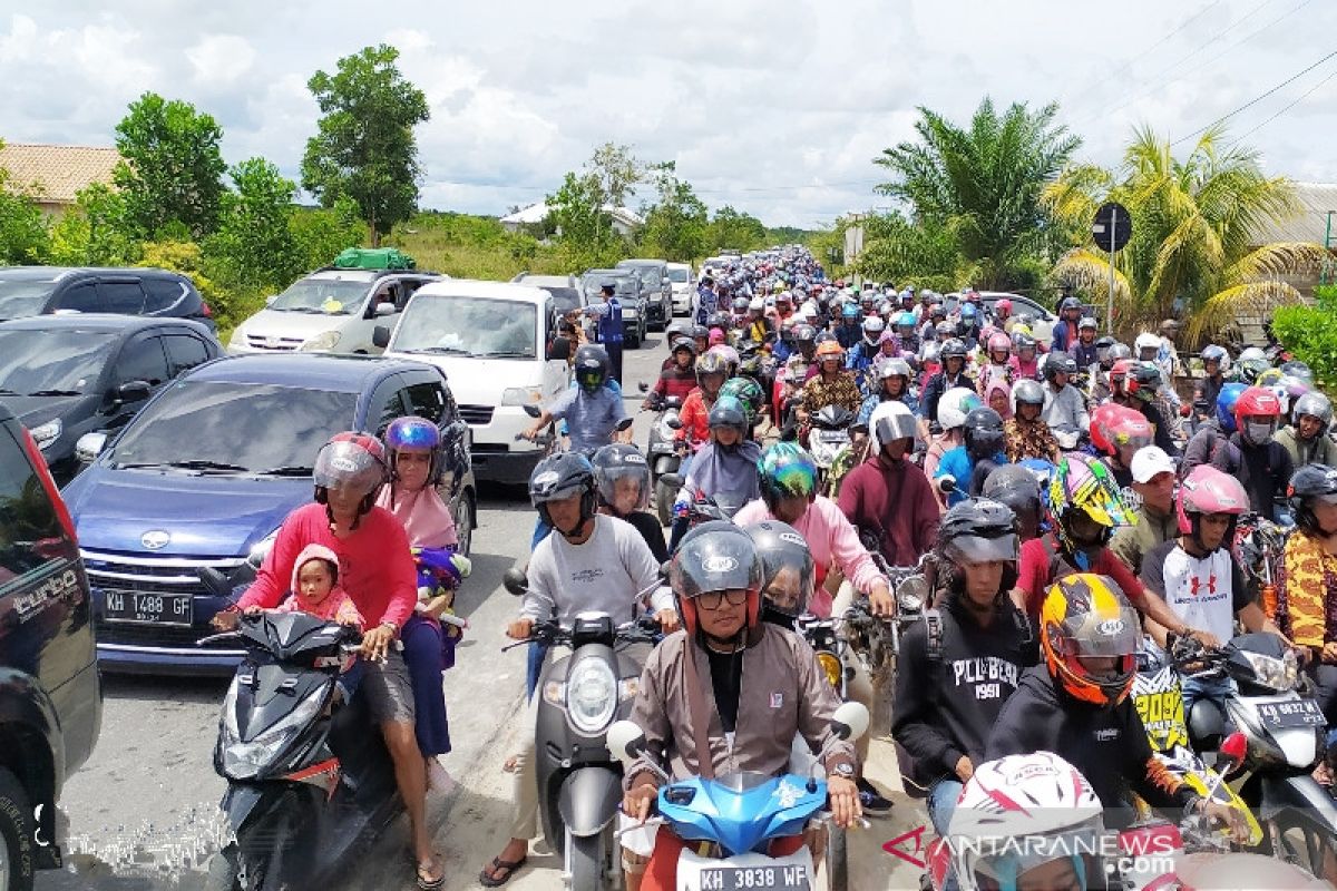 Belasan ribu wisatawan berlibur di Pantai Bugam Raya