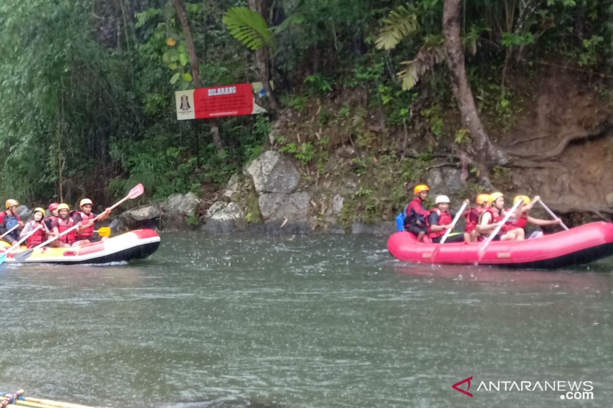 Cuaca ekstrem, wisatawan ingatkan untuk waspada