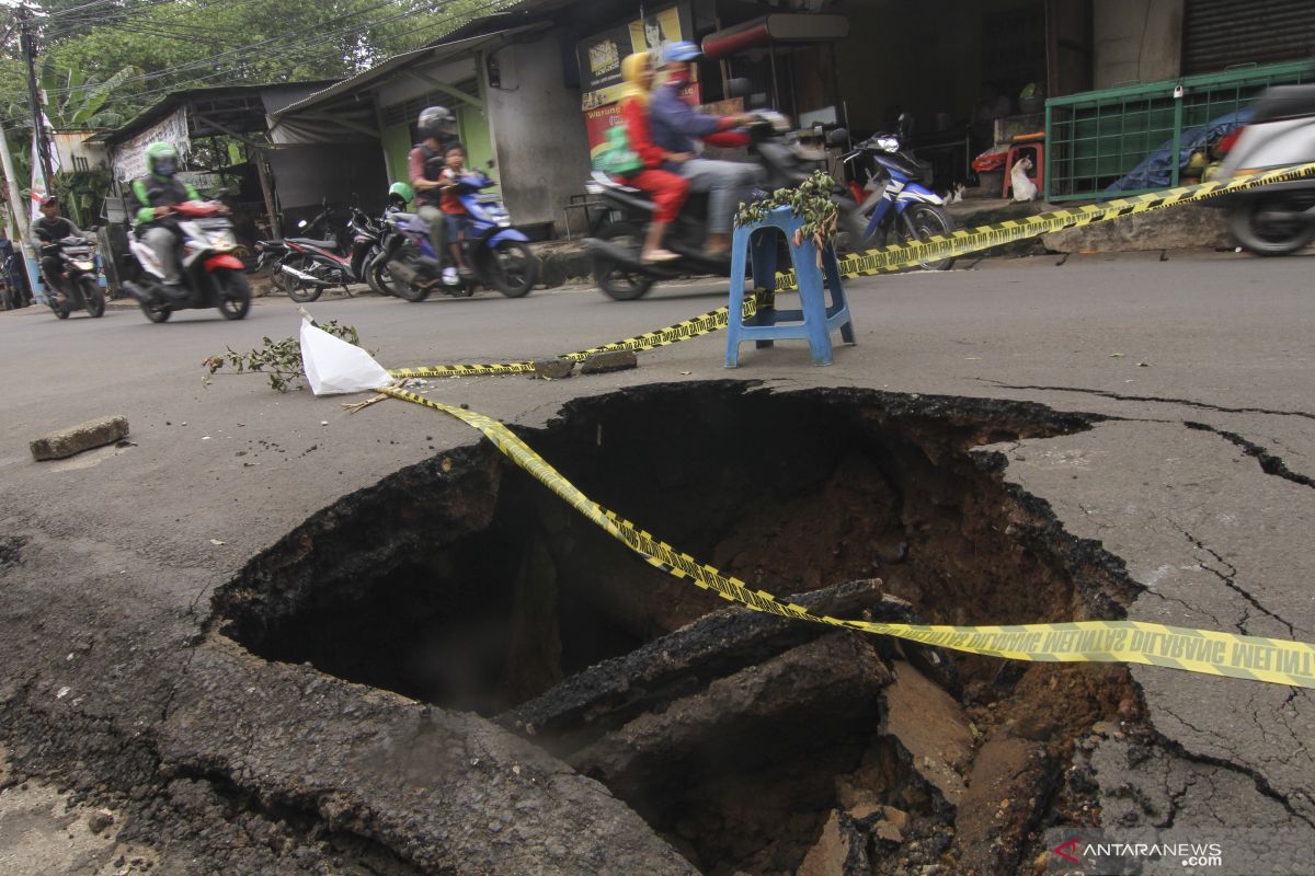 Jalan penghubung Tangerang ke Jakarta amblas