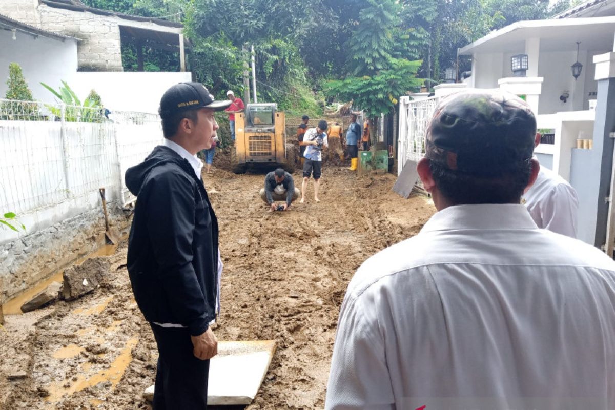 BPBD Kota Bogor bantu bersihkan material longsor di Ciluar Asri