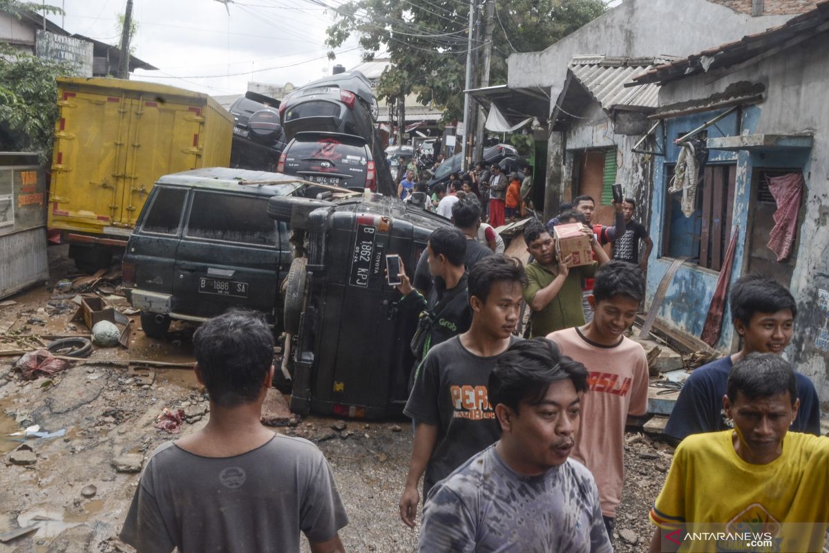 Kemarin, Raup untung di tengah banjir hingga tumpukan mobil