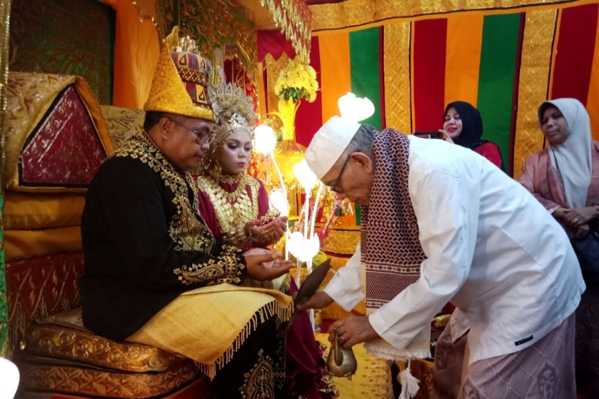 Abuya Amran Waly doakan kebahagiaan Bupati Aceh Barat beserta isteri