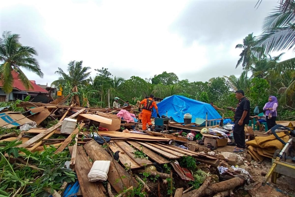 Angin puting beliung rusak belasan rumah di Pontianak Timur