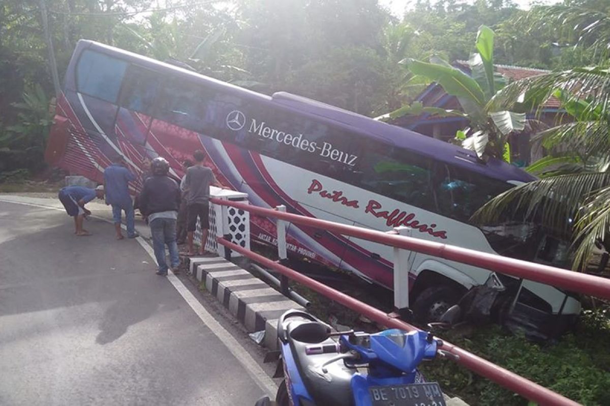 Bus rombongan duta hadis Bengkulu kecelakaan di Lampung