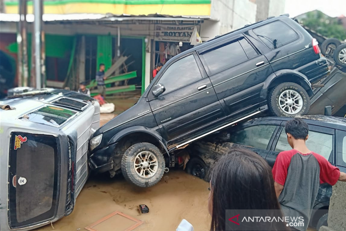 Banjir di Jatiasih surut, mobil bertumpukan di jalan masuk perumahan