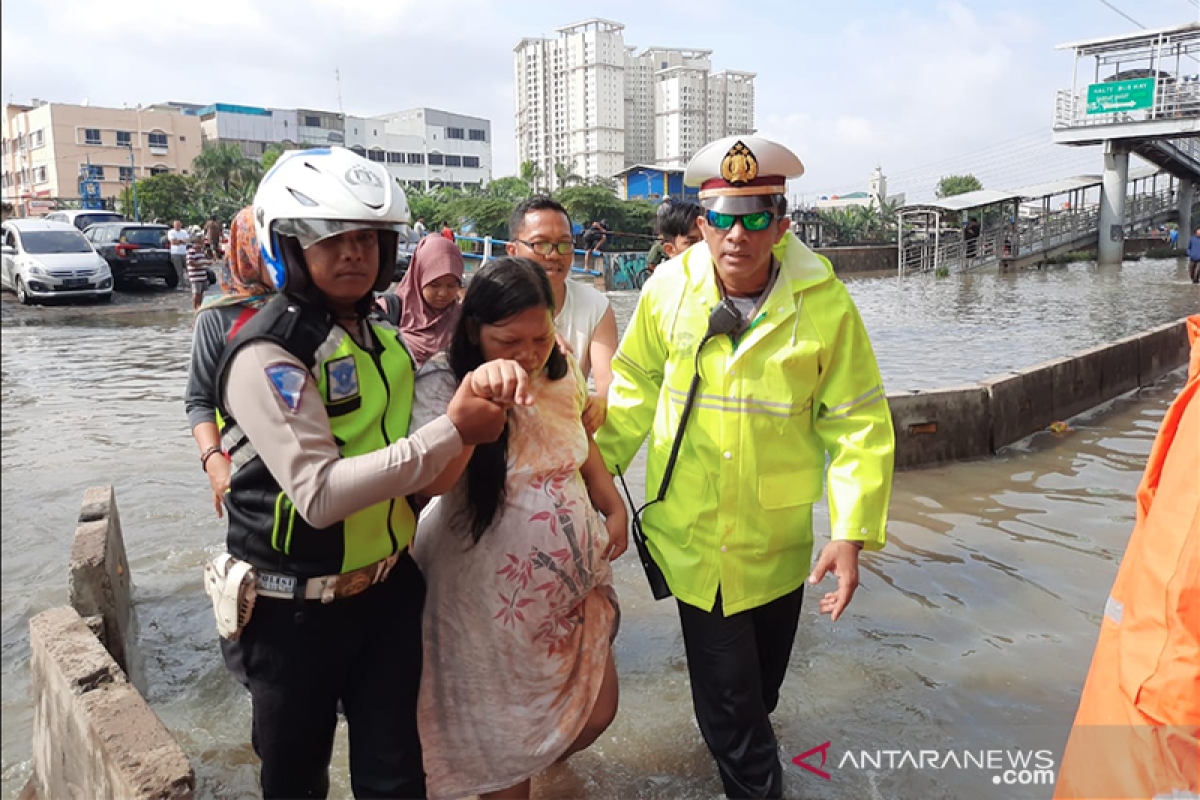 Kanit Lantas Polsek Cengkareng evakuasi ibu hamil terdampak banjir