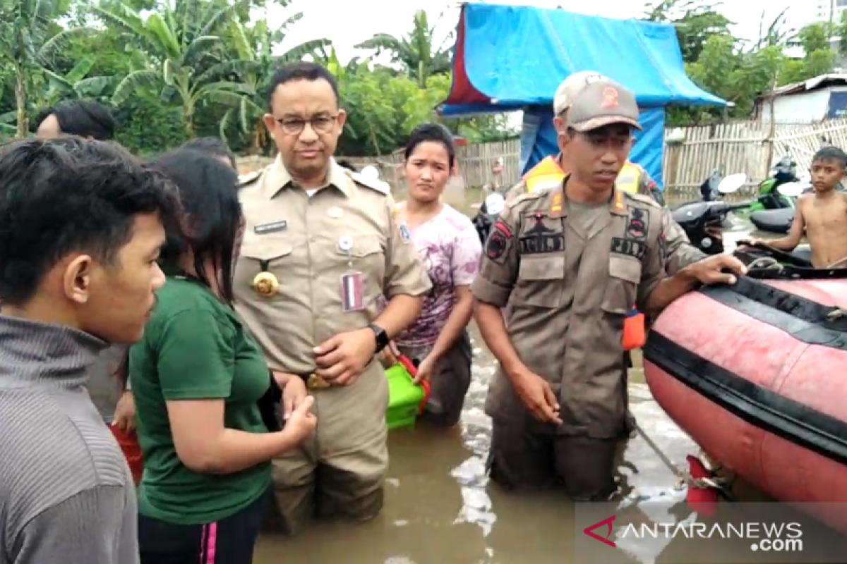 Warga minta dievakuasi untuk cuci darah, Anies turun dari perahu karet