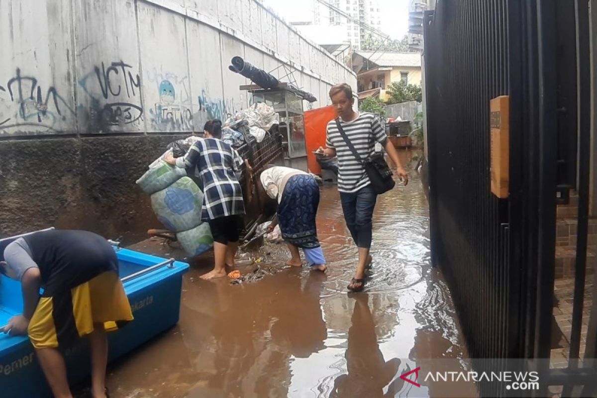 Warga Bendungan Hilir kerja bakti bersihkan daerah terendam banjir