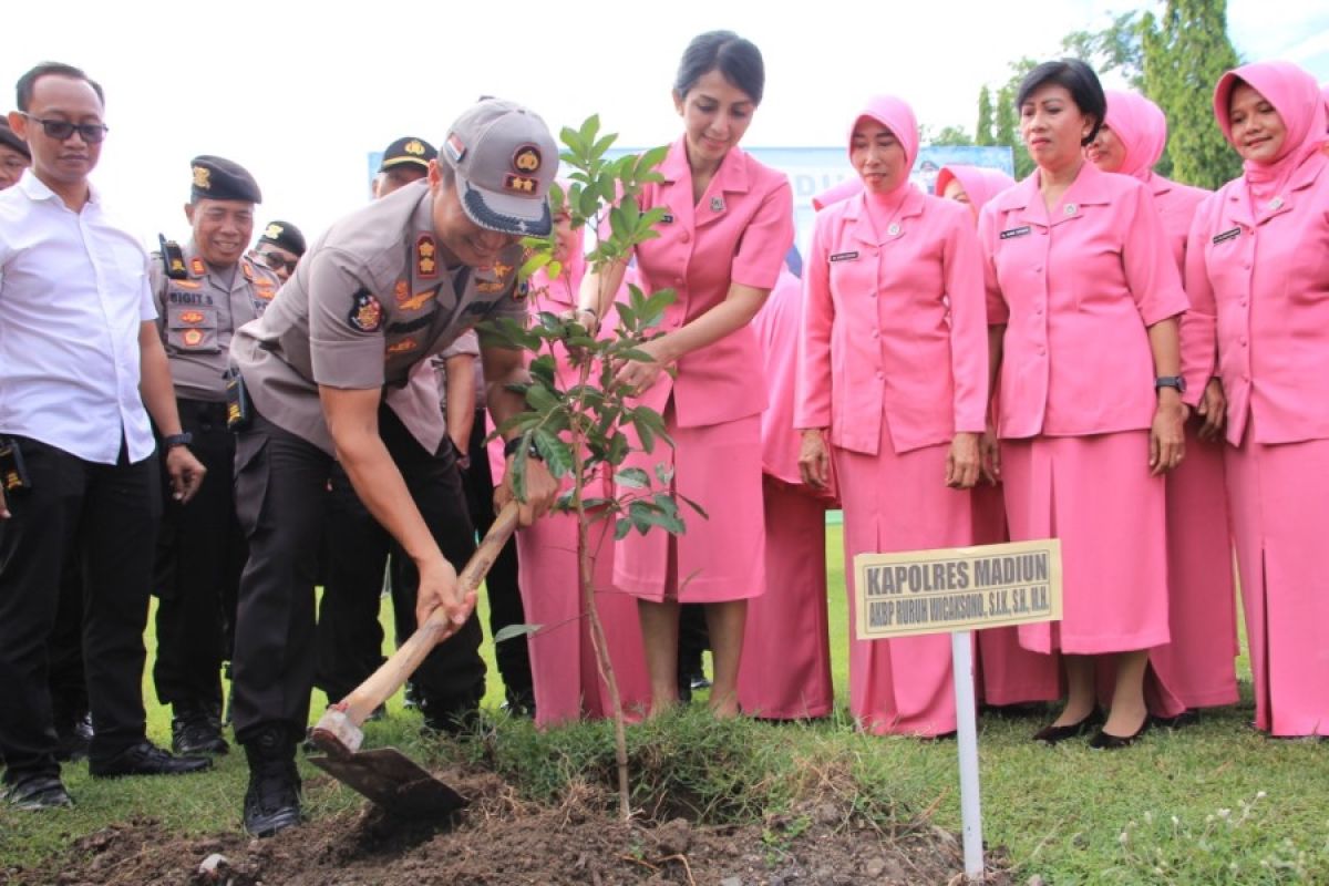 Polres Madiun peduli lingkungan dengan tanam pohon