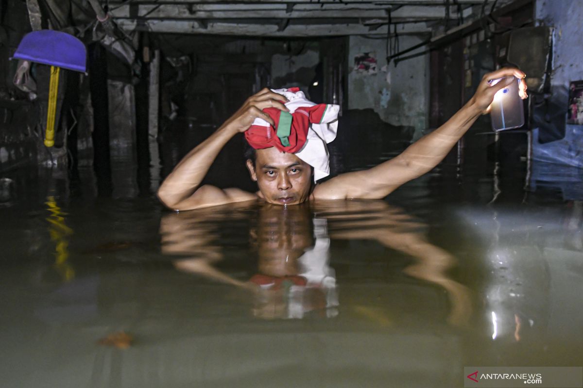 Jakarta's streets still swamped with floodwaters: police