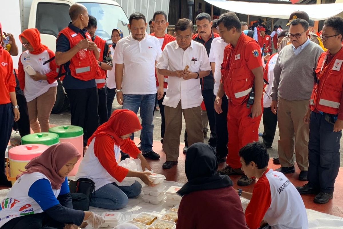 Jusuf Kalla meninjau dapur umum PMI Jaktim