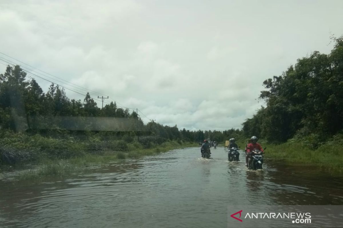 Ruas jalan negara Putussibau - Pontianak masih tergenang air